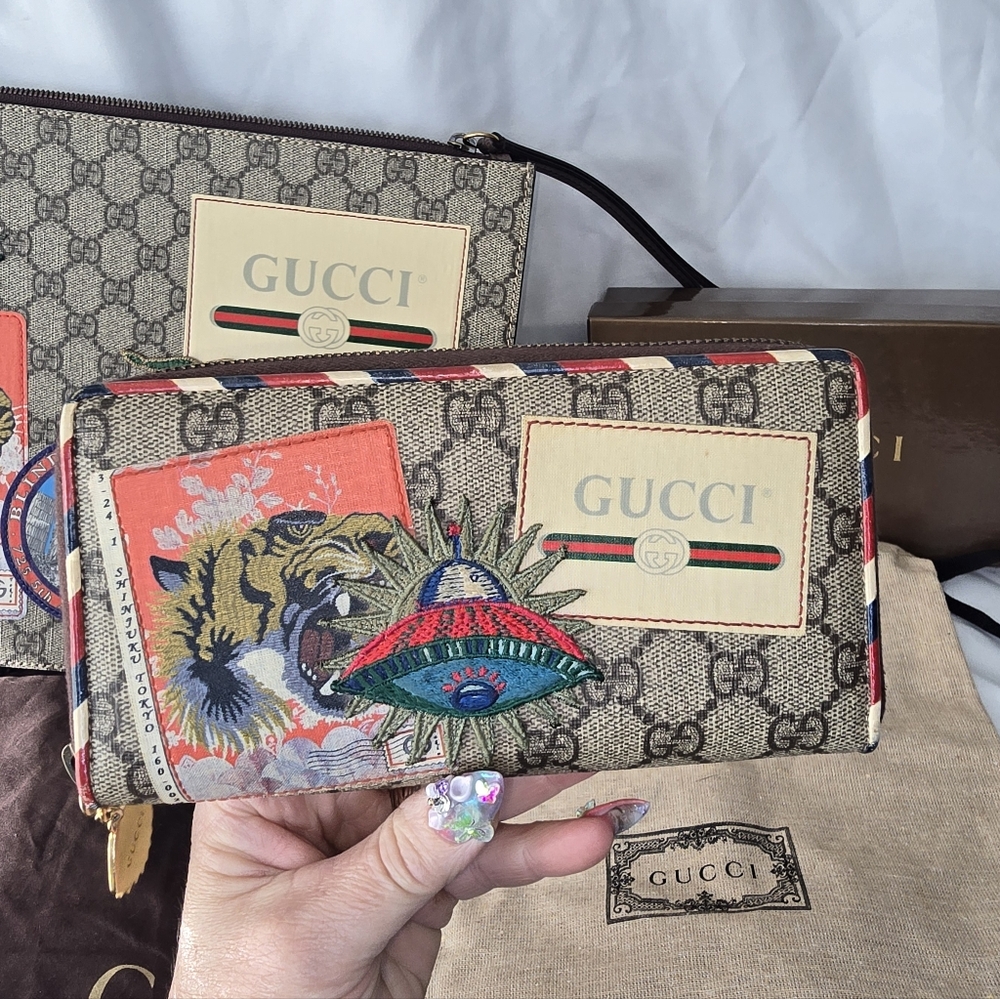 Gucci GG Supreme Courier Collection Zippy Limited Edition Wallet Full Inclusion
